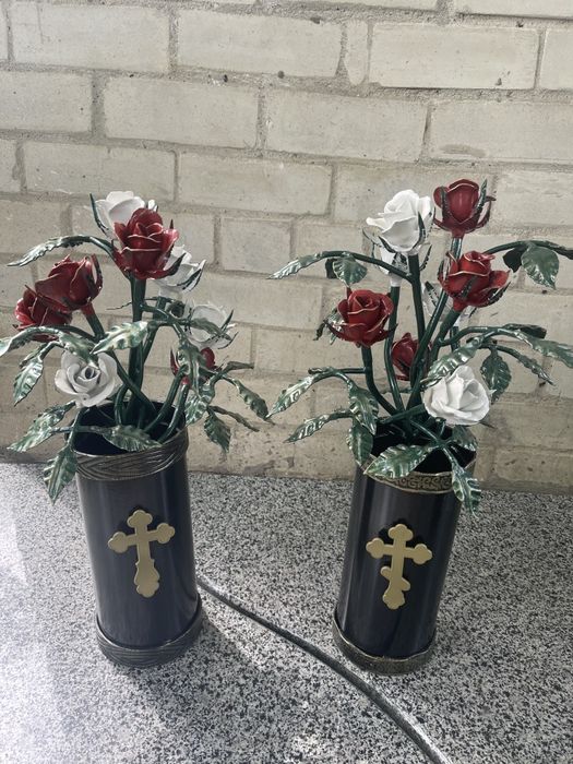 Кована роза ,Кованая роза ,Кована троянда ,квіти на цвинтар .