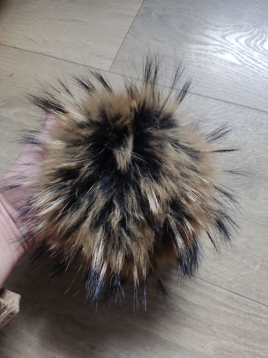 Pompon do czapki futerko naturalne jenot duży
