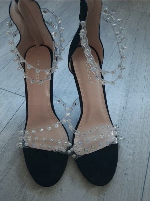 Sandałki na obcasie