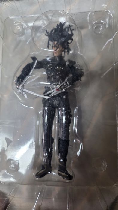 Figura eduardo maos de tesoura