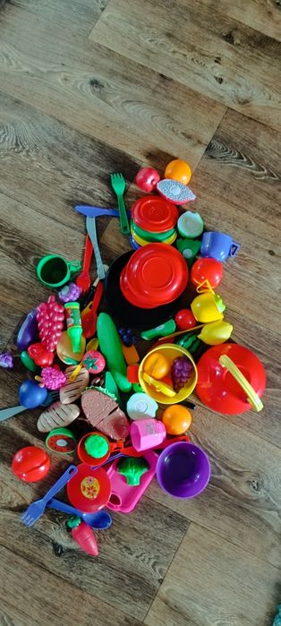 Набір інрашкового посуду та фрукти