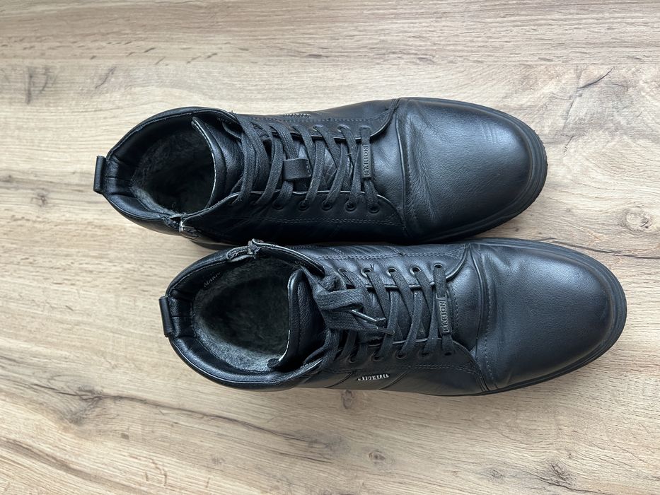 Продаж зимових черевиків.