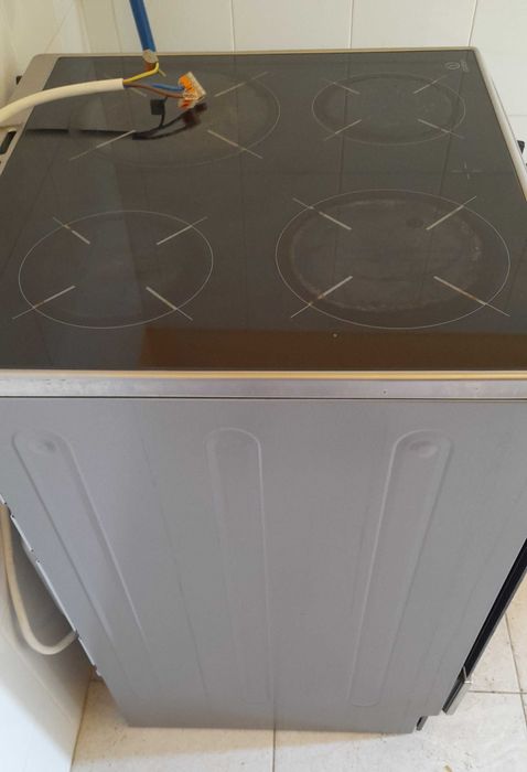 Fogão elétrico com placa de vitrocerâmica de marca Indesit