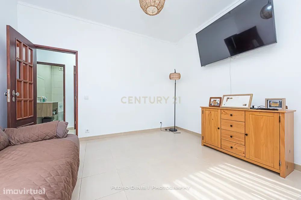 Moradia de 6 assoalhadas c/ garagem SEMI-RENOVADA