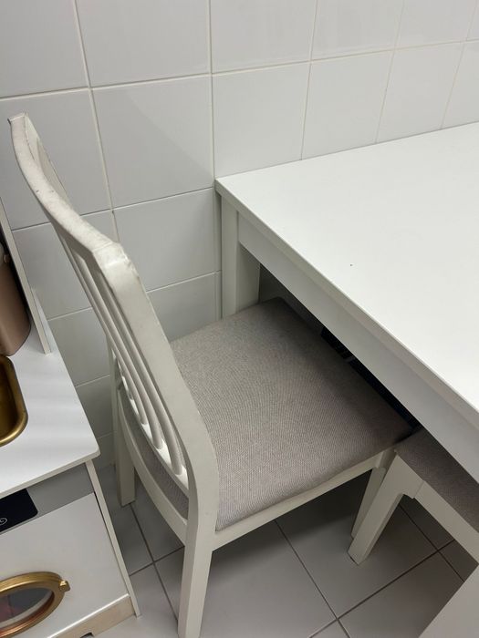Boas tenho mesas e cadeiras para vender como novo