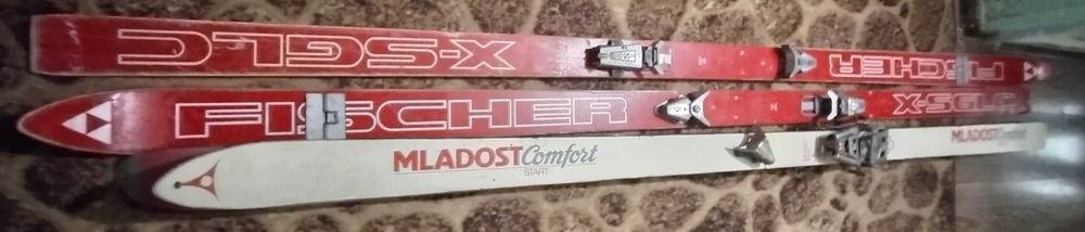 Дві пари лиж, 2.10 м та 1.85 м, міняю