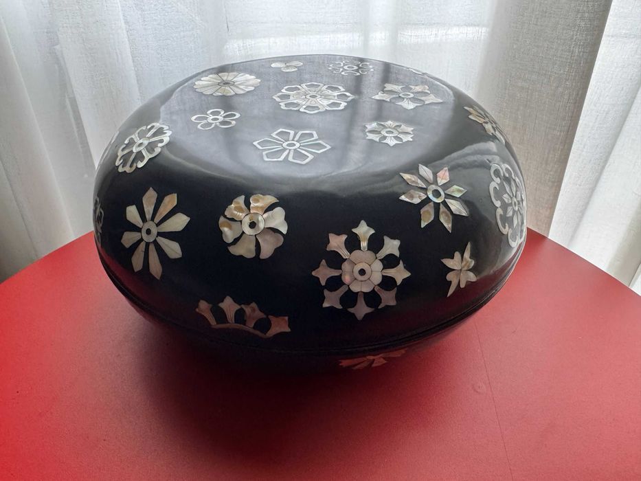 Caixa Jagae em laca preta com incrustações de madrepérola