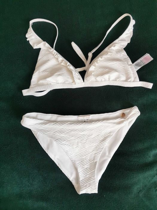 Biały strój kąpielowy bikini