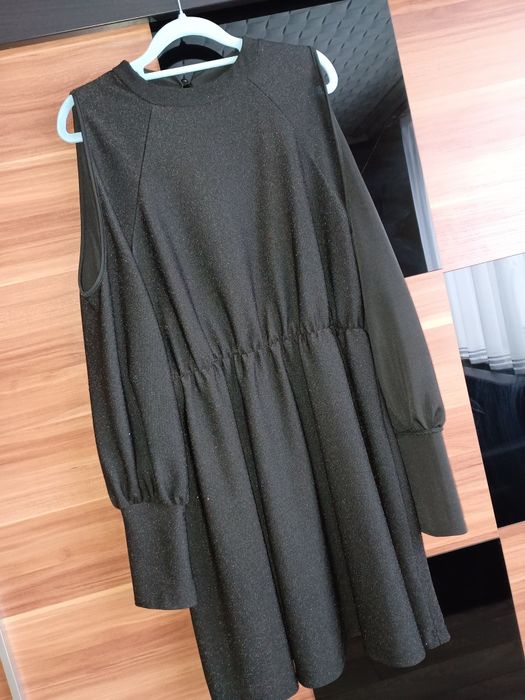 Piękna czarna blyszczaca sukienka