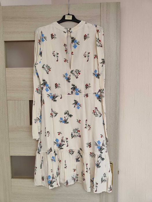 Ніжна сукня в квітковий принт.