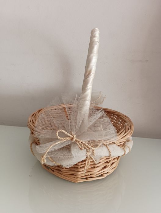 pequeno cesto decorado a beje