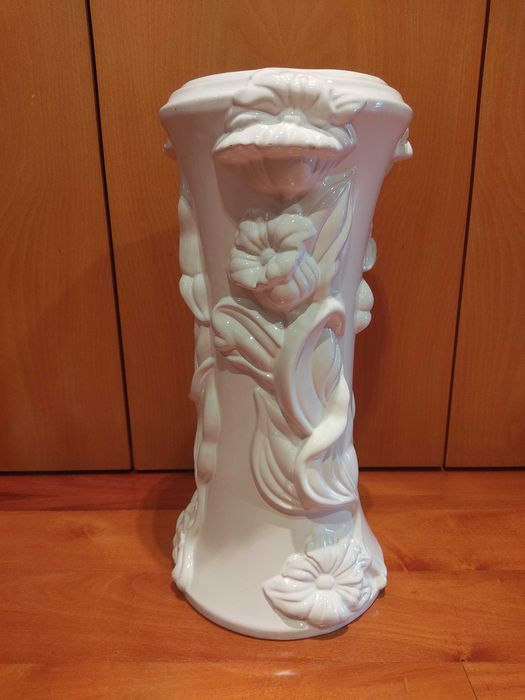Coluna / pedestal em cerâmica / porcelana branca