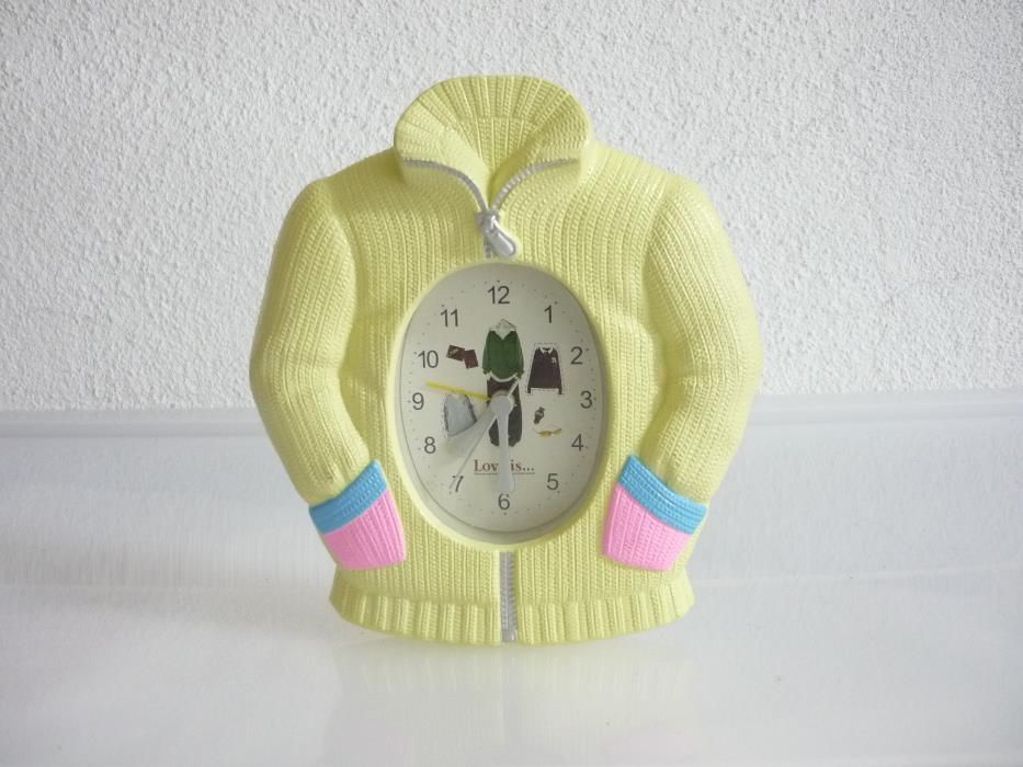 Selling desk clock with coat hanger64584977865091120