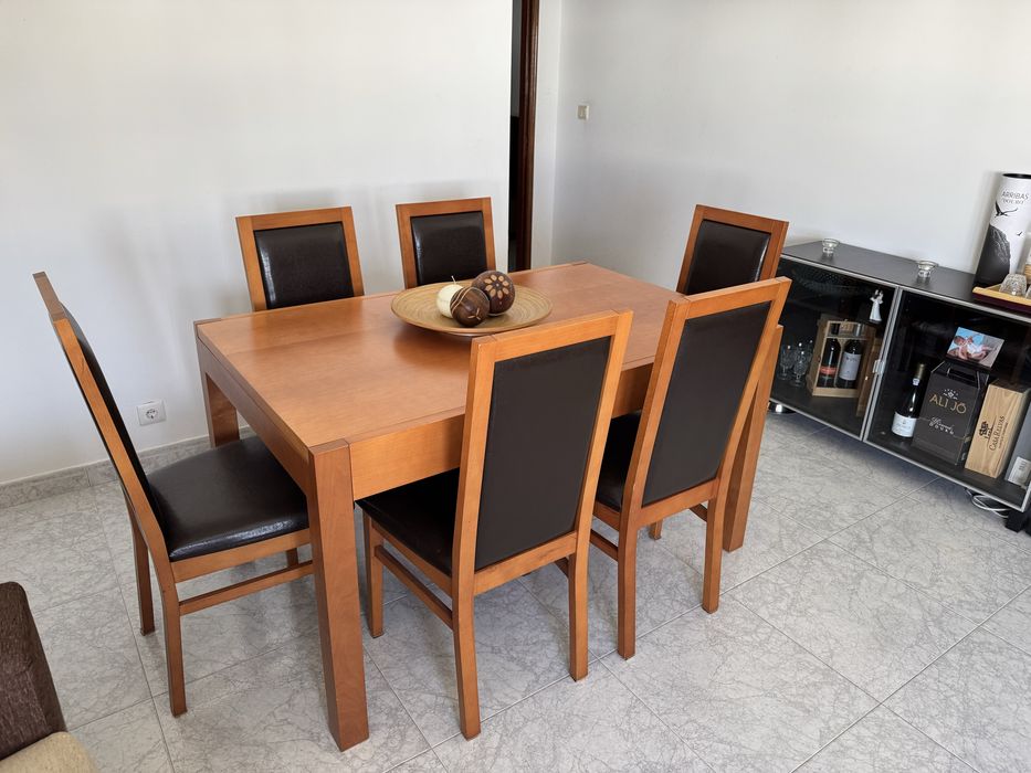Mesa de jantar em madeira maciça + 6 cadeiras — Aparador incl. / sep.