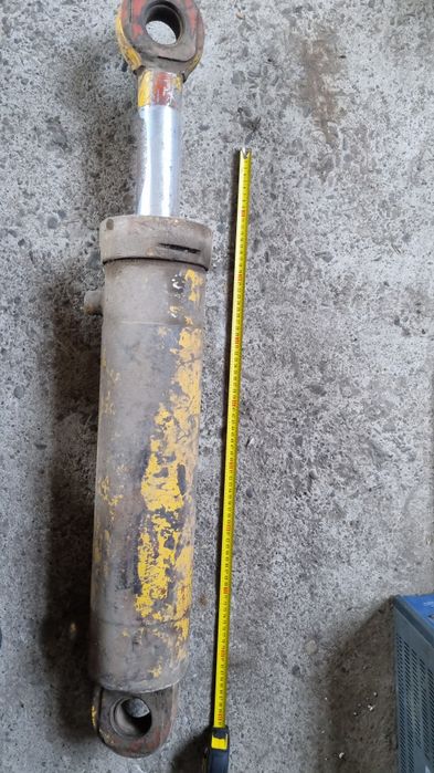 Гідравлічні циліндри різних розмірів