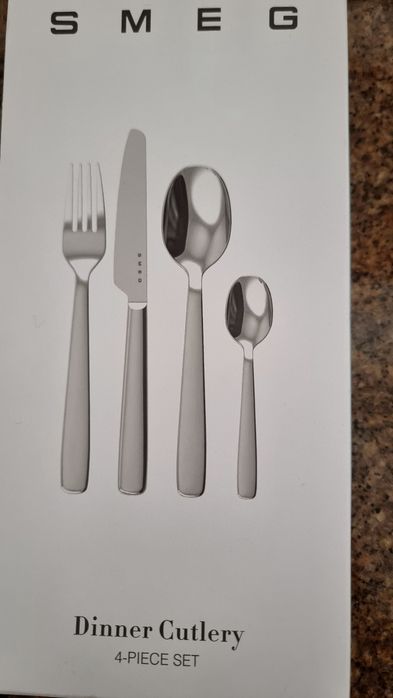 Conjunto de talheres de jantar da marca Smeg