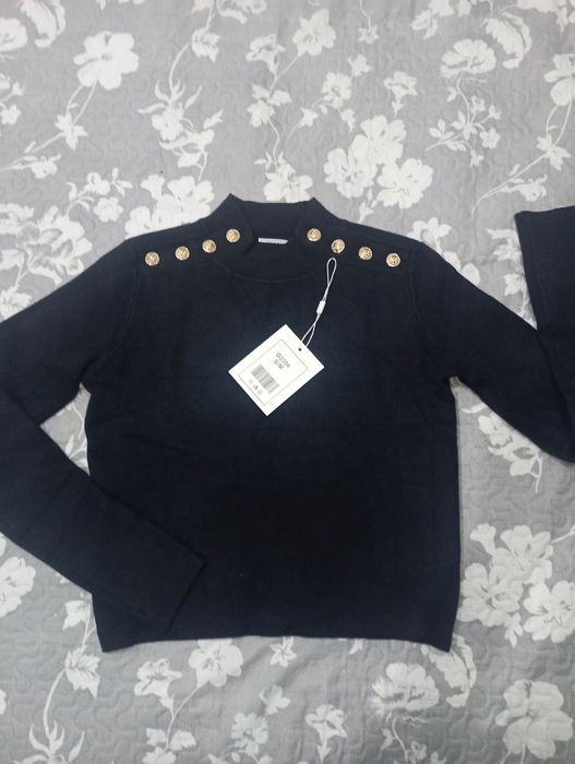 Sweter czarny z ozdobnymi guzikami S/M