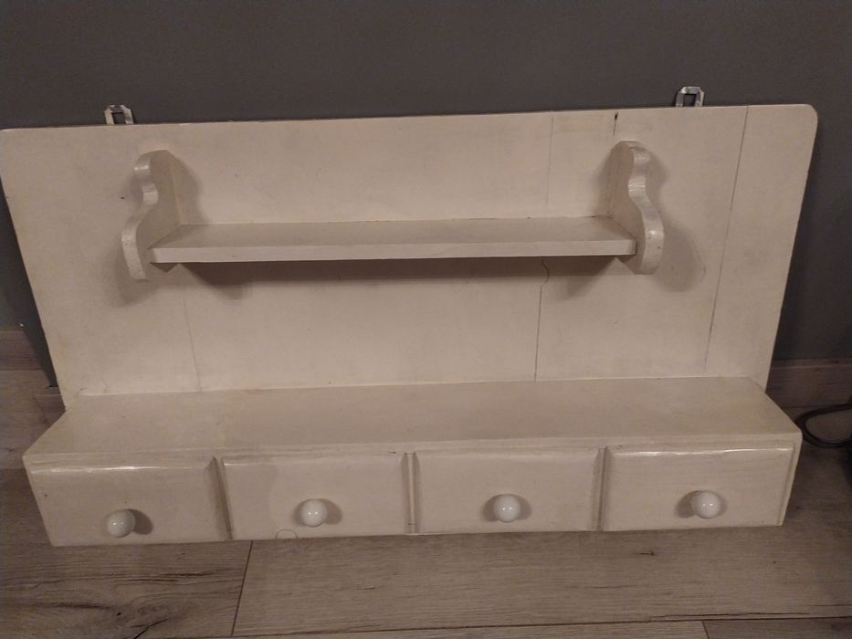 Stara odrestaurowana szafka wisząca kuchenna