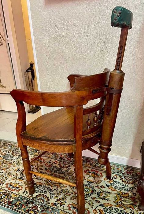 Cadeira de barbeiro antiga em madeira com suporte de cabeça original