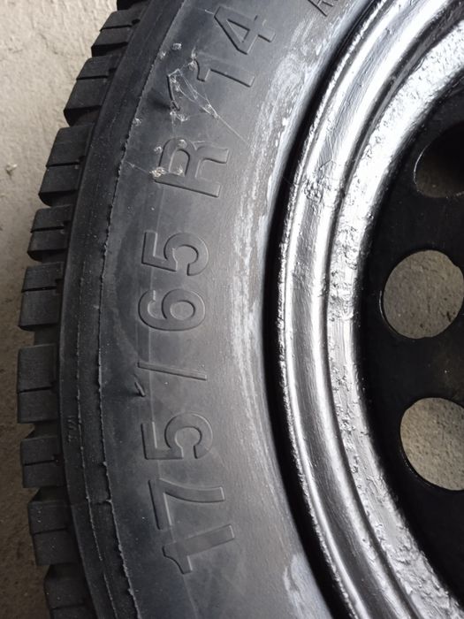 Sprzedam 4 opony z felgami do Fiata Punto