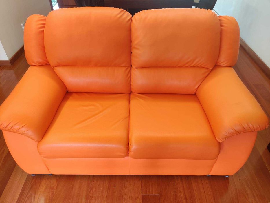 Sofás (um sofá de 3 lugares + 1 de 2)