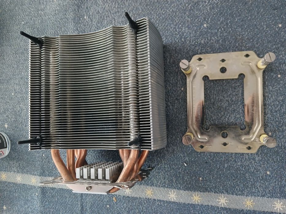 Wieżowy radiator z heatpipe’ami