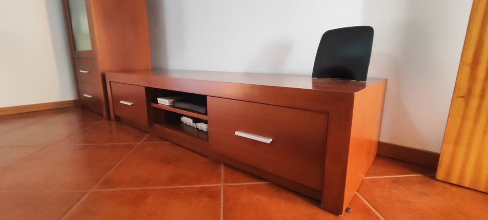 Sala completa com móveis de parede, TV, chão e centro.