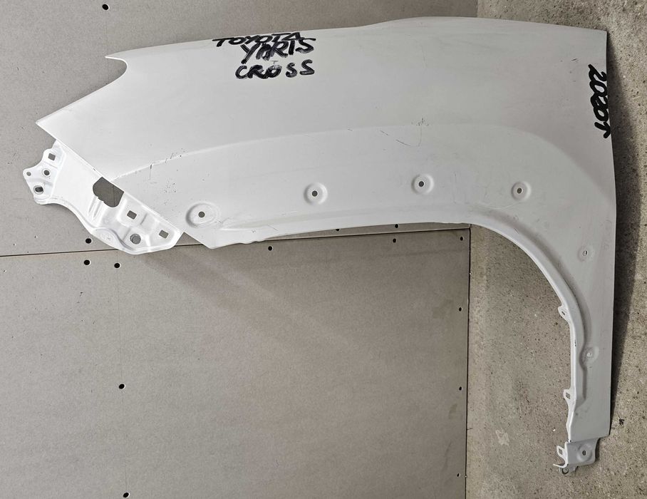 Toyota Yaris Cross błotnik przód przedni lewy od 2020r.
