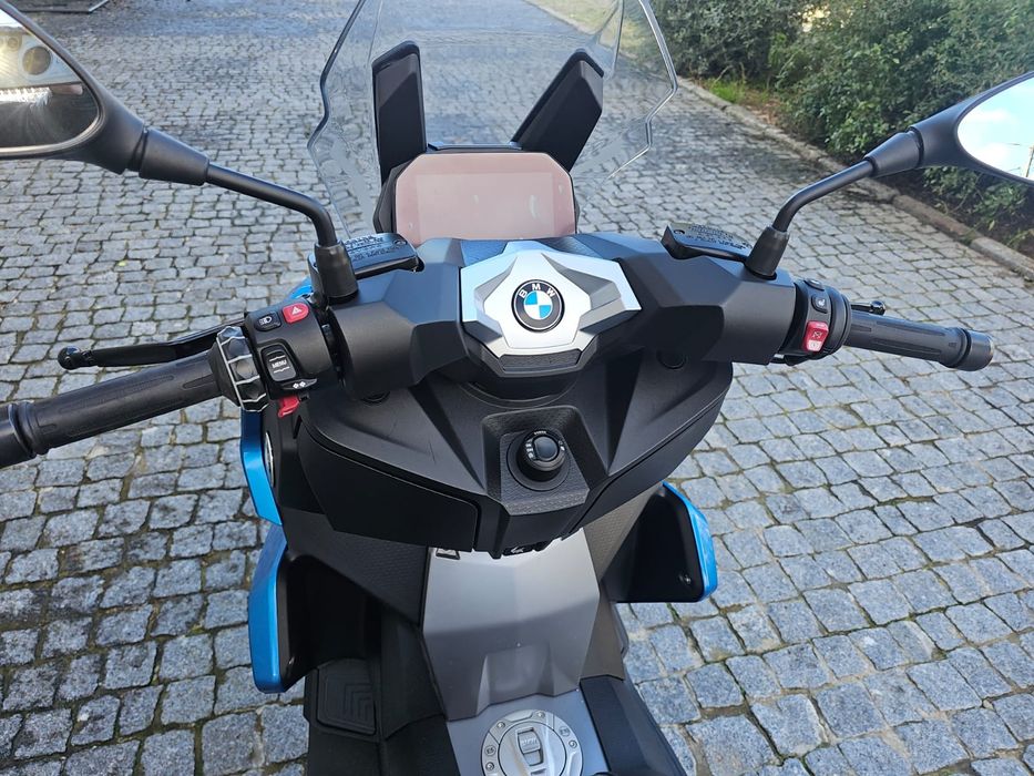 Vendo mota bmw c 400 x  em muito bom estado