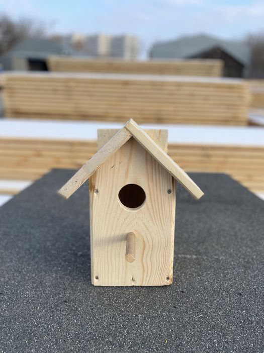 Скворечник из натурального дерева.