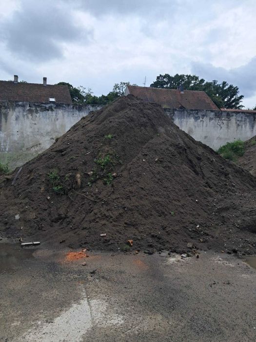 materiały sypkie: Pospółka , ziemia , kamień bazaltowy, split,