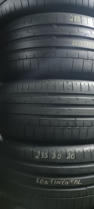 Pneus  235/30/20