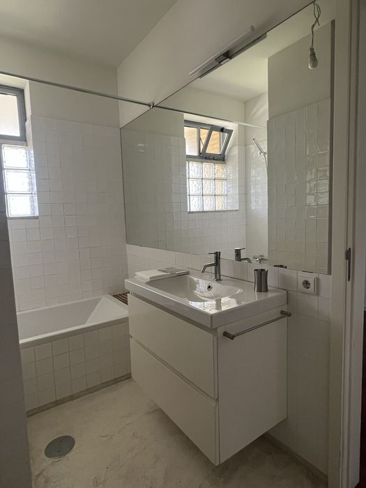 T2 Duplex totalmente renovado com 2 varandas e lugar de garagem a 200 m da praia .