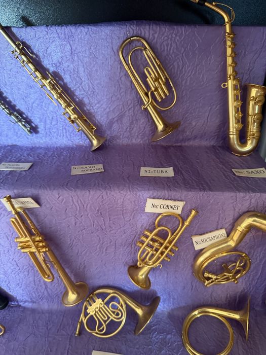 Vitrine com 45 miniaturas de instrumentos musicais