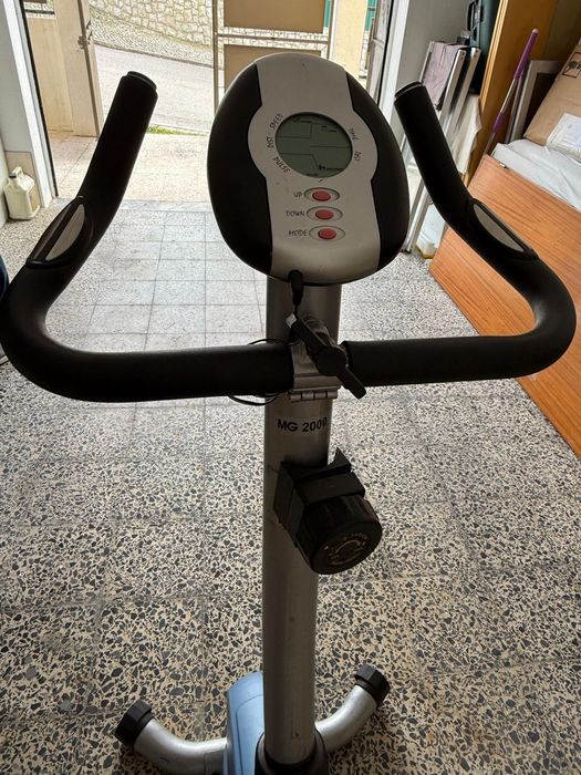 Bicicleta estática Domyus MG2000 usada em bom estado