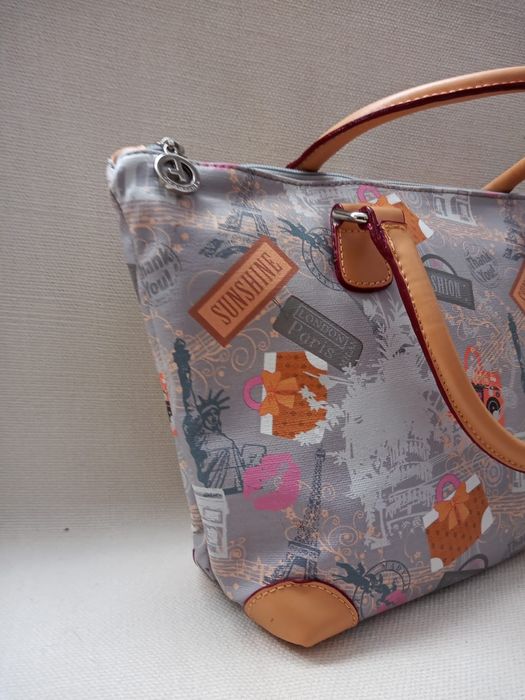 Elegancka torebka z podróżnym motywem