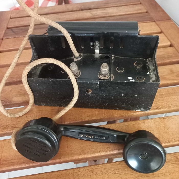 Telefone antigo em ferro