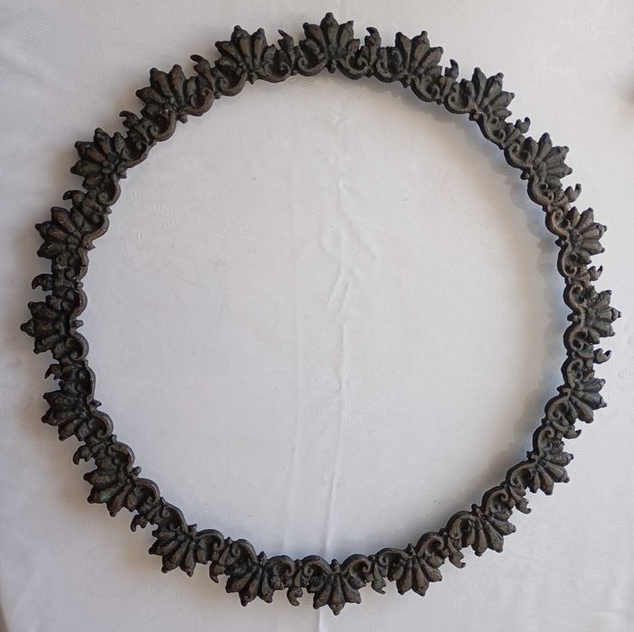 Дзеркало у латунній оправі