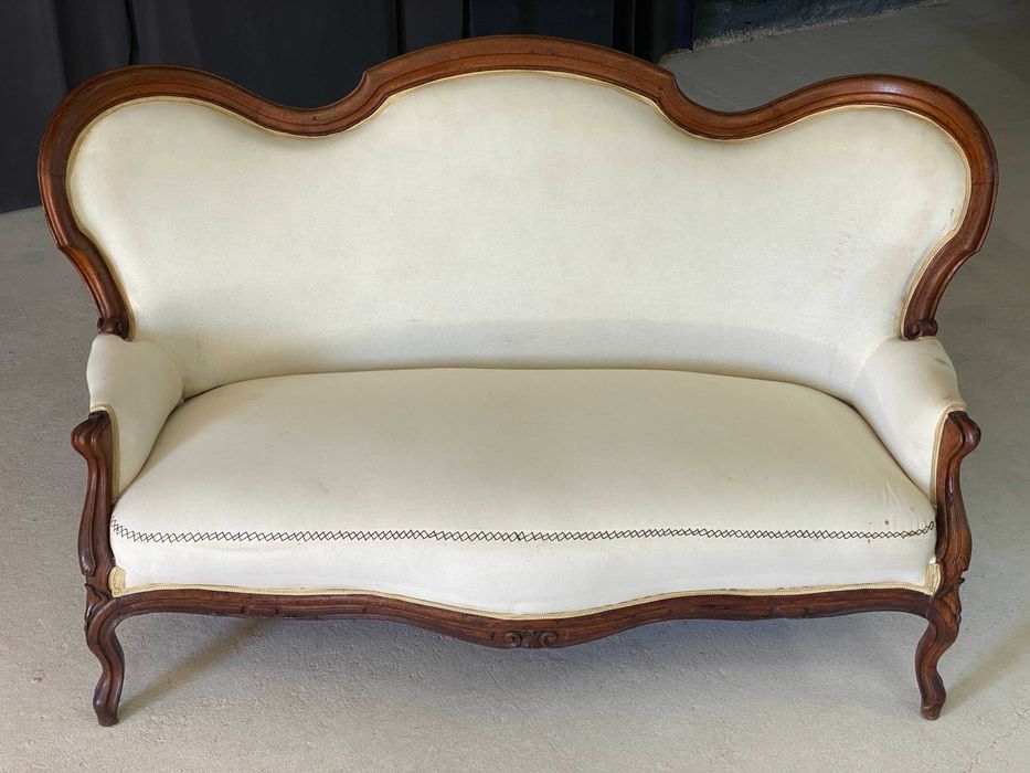 Elegancka sofa ludwikowska, rzeźbiona rama, klasyczna forma