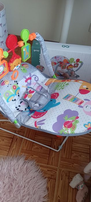 Cadeira de bebé( vibra e toca música)