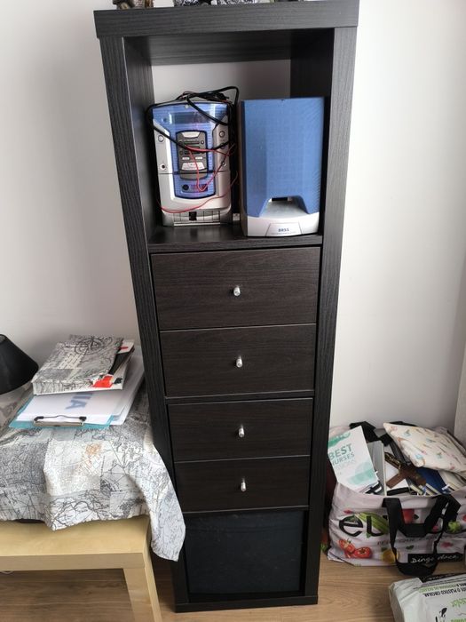 Estante com 4 gavetas