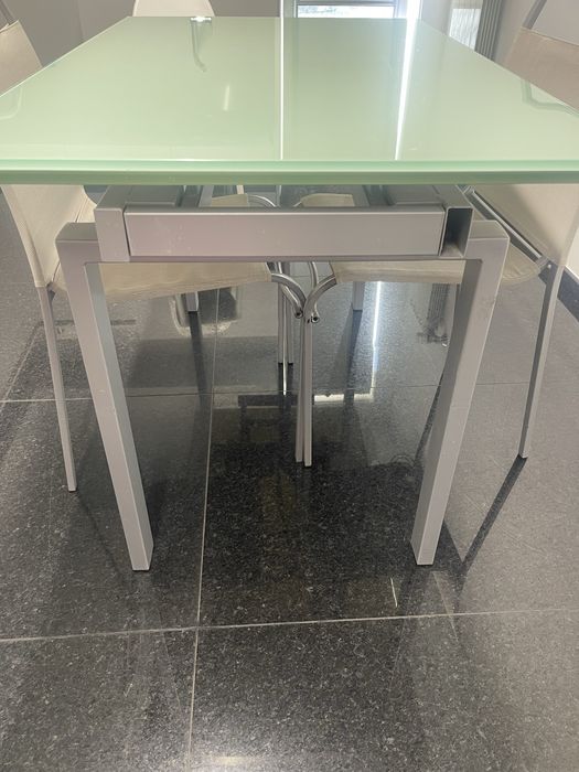 Mesa de cozinha, tampo em vidro, com 4 cadeiras