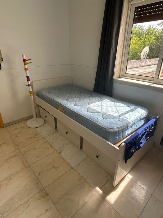 Cama com gavetas + colchão + cabide – quarto juvenil