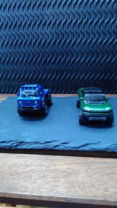Miniaturas de Jeep FC e GMC Hummer EV