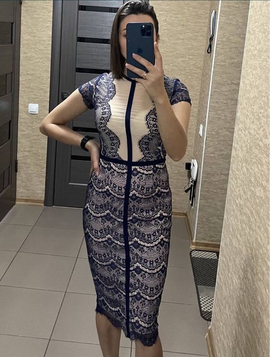 Сукня кружевна міді