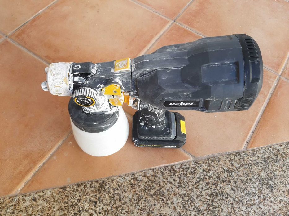 Máquina Pistola de pintura a bateria, com carregador e bateria.