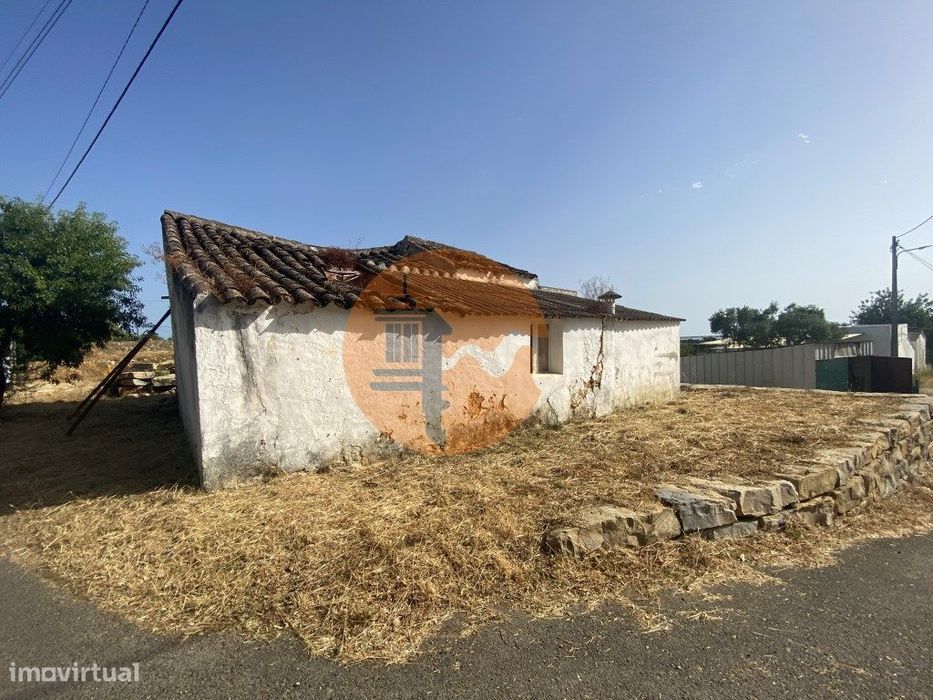 Terreno com Moradia para Recuperar - Excelente Localização entre Fu...