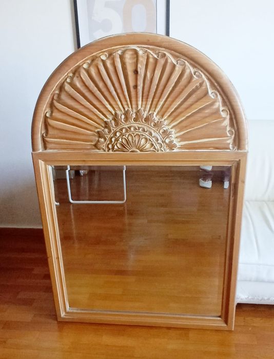 Espelho em madeira com relieve