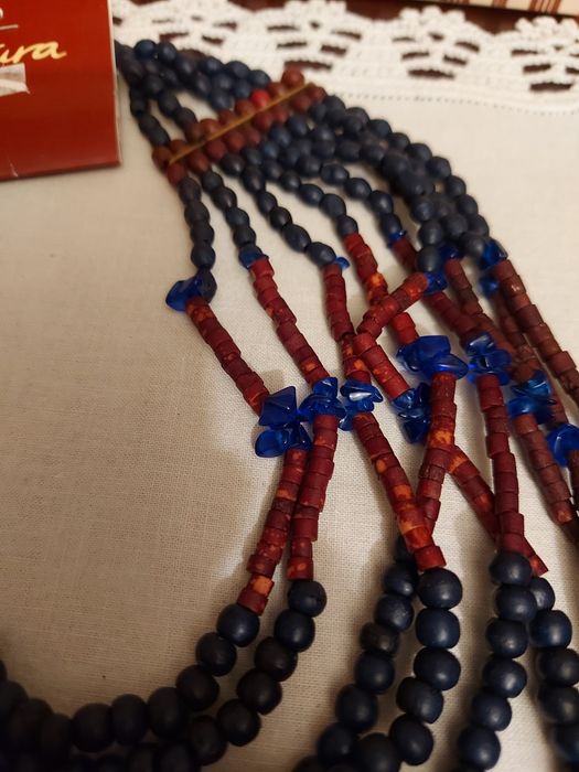 Colar / Gargantilha de 9 voltas, com peças Azul Marinho e Castanho.