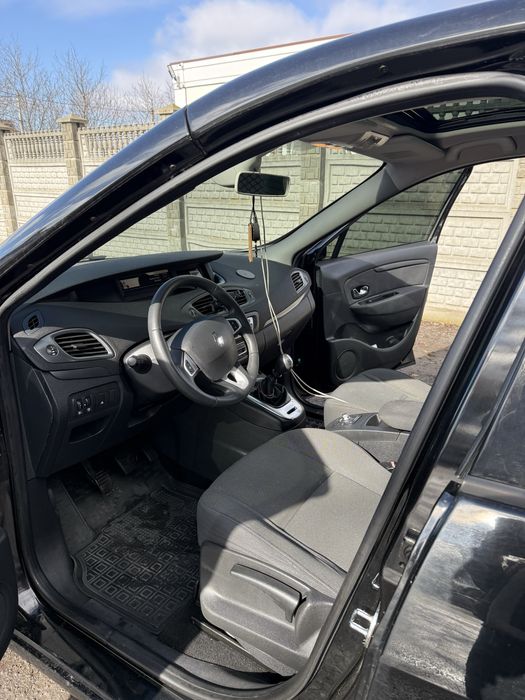 Продам машину Renault Scenic 2011